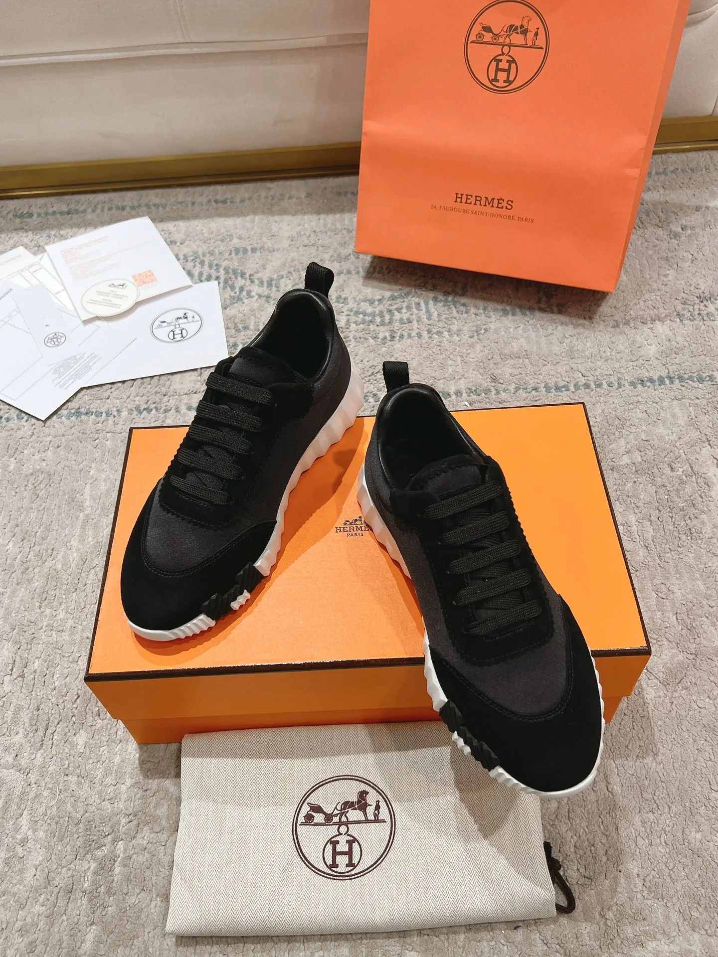 👟👟Ex-factory price 640👟👟 ‼ ️Top version 2024ss Hermès/Hermès new arrival in early autumn, casual shoes for couples👟Color-blocking design MM style, advanced fashion, simple and advanced, casual matching, very light and comfortable on the feet 🔘Upper: suede/cowhide 🔘Inner: sheepskin 🔘Outsole: original PU foam molding outsole 🔘Number of sizes: Women’s size 35-42 (40.41.42, custom made, non-refundable) Men’s size 39-46 (45.46, custom made, non-refundable) 🎁Original exquisite packaging